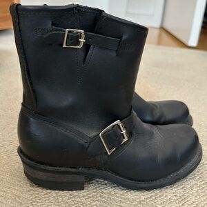 Frye Veronica boot short in black in good condition.